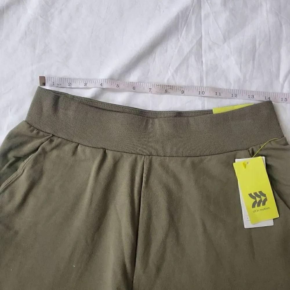 NWT All in Motion green highrise taper pant Medium